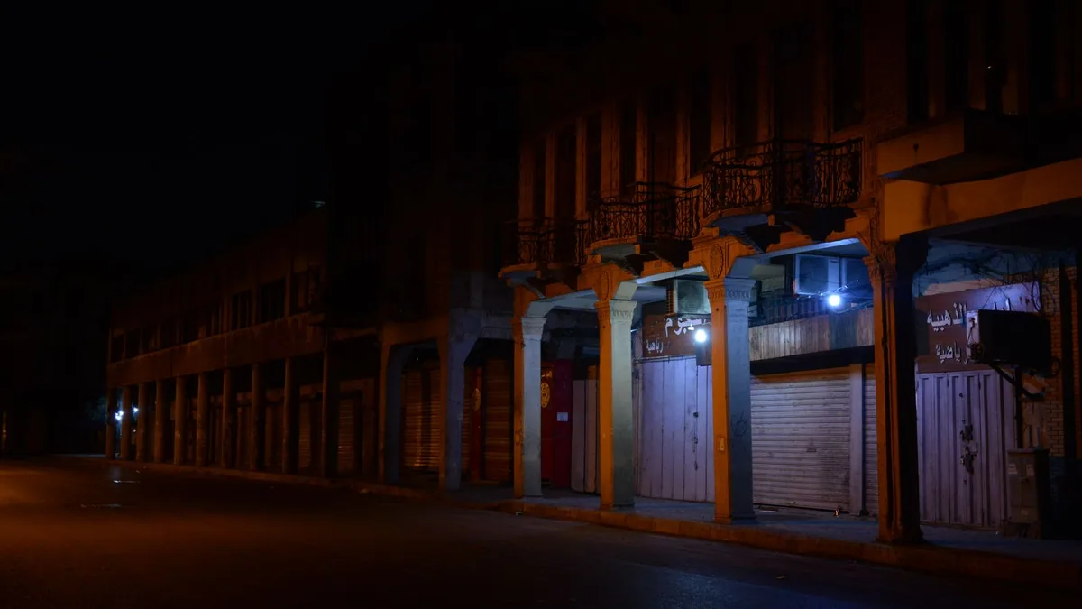 Référencement Google : boutiques dans une rue déserte, comme un site sans visibilité