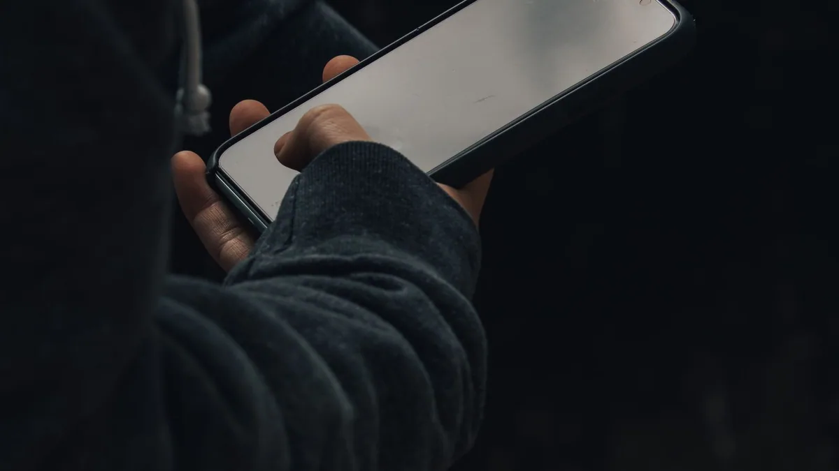 Qu'est-ce que le référencement naturel : personne effectuant une recherche sur son smartphone