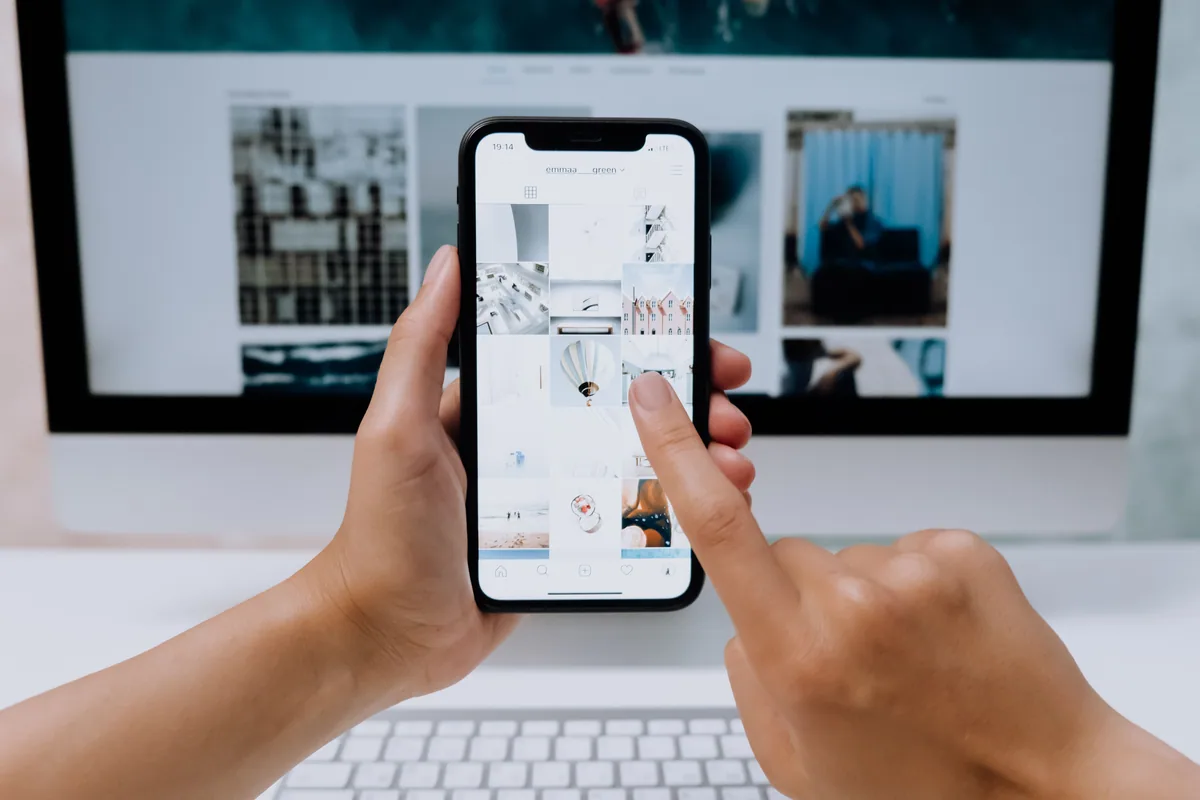 Référencement petite entreprise : personne effectuant une recherche sur son smartphone