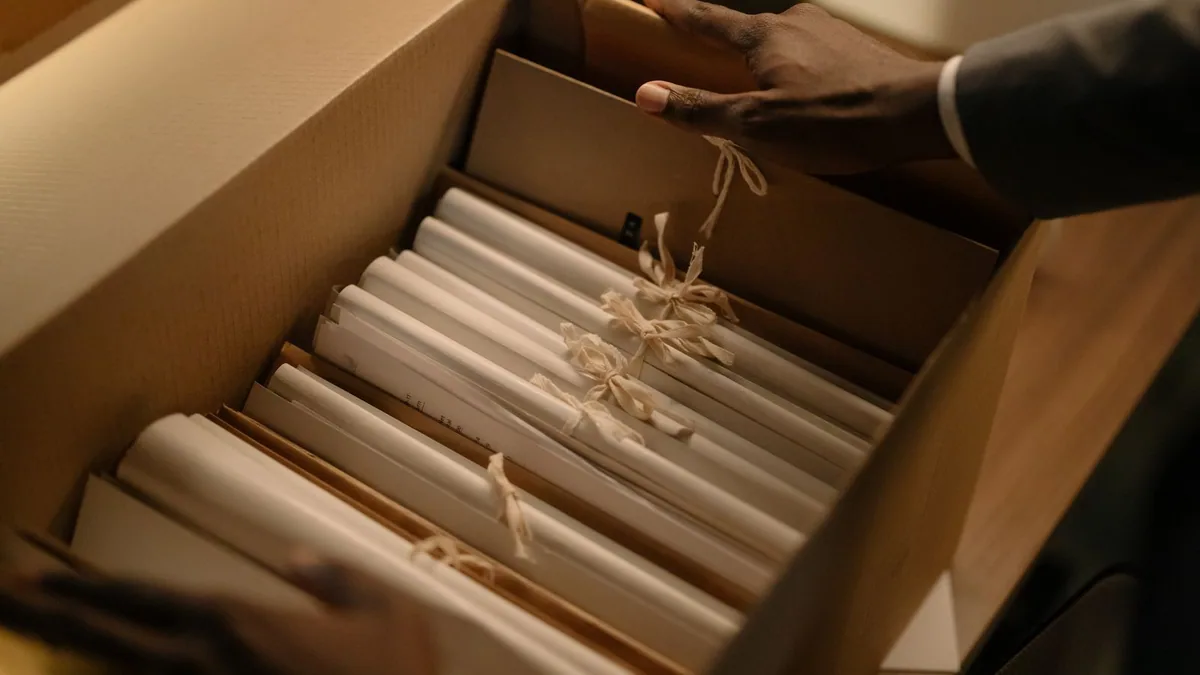 répertoire SIRENE : carton rempli de dossiers d'entreprises