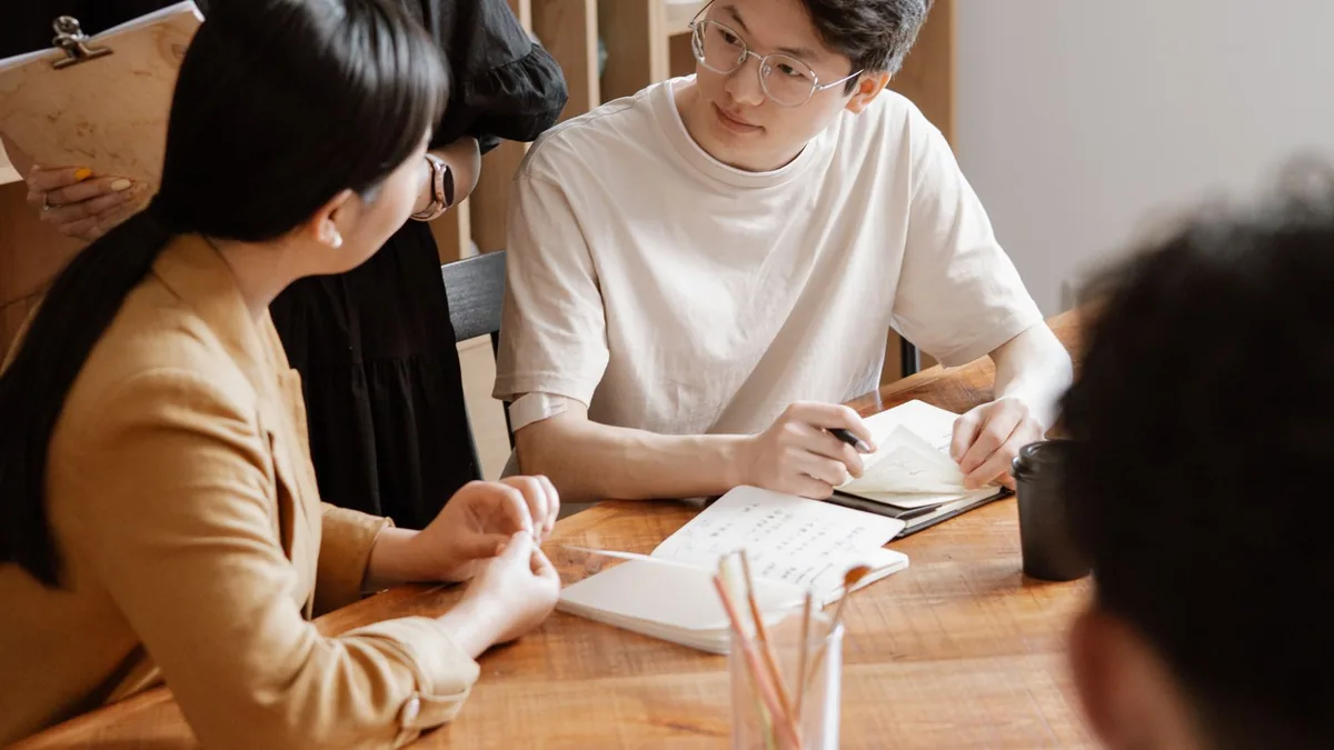 réussir son intégration en entreprise : équipe au travail dans un bureau partagé