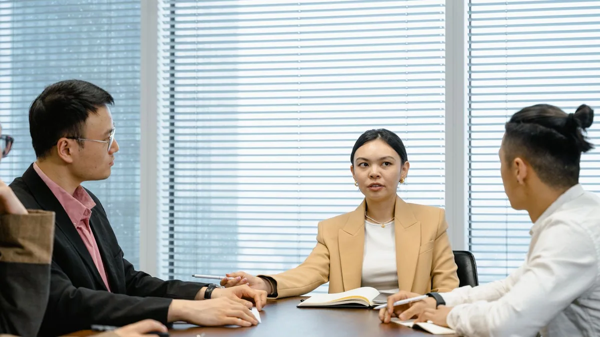 SA à conseil d'administration : réunion d'administrateurs autour d'une table de conseil