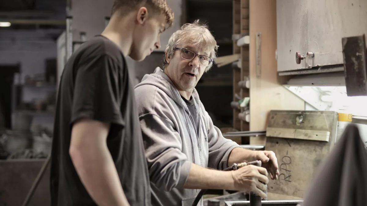 salaire apprenti : apprenti et professionnel travaillant ensemble dans un atelier
