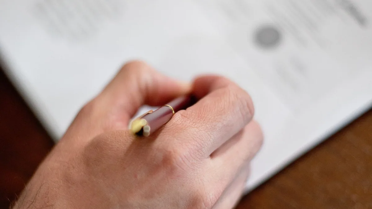 SCI familiale : signature des statuts de la société