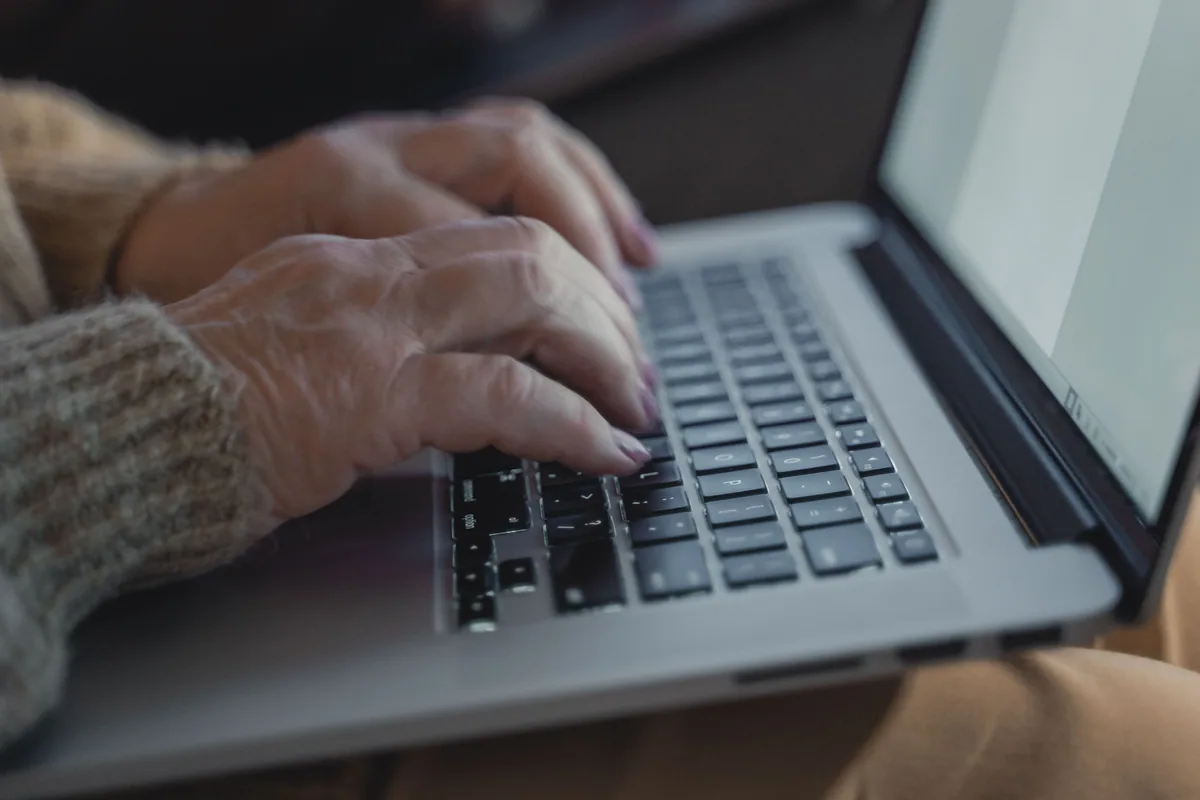 Se positionner sur Google : personne rédigeant un contenu sur un ordinateur portable