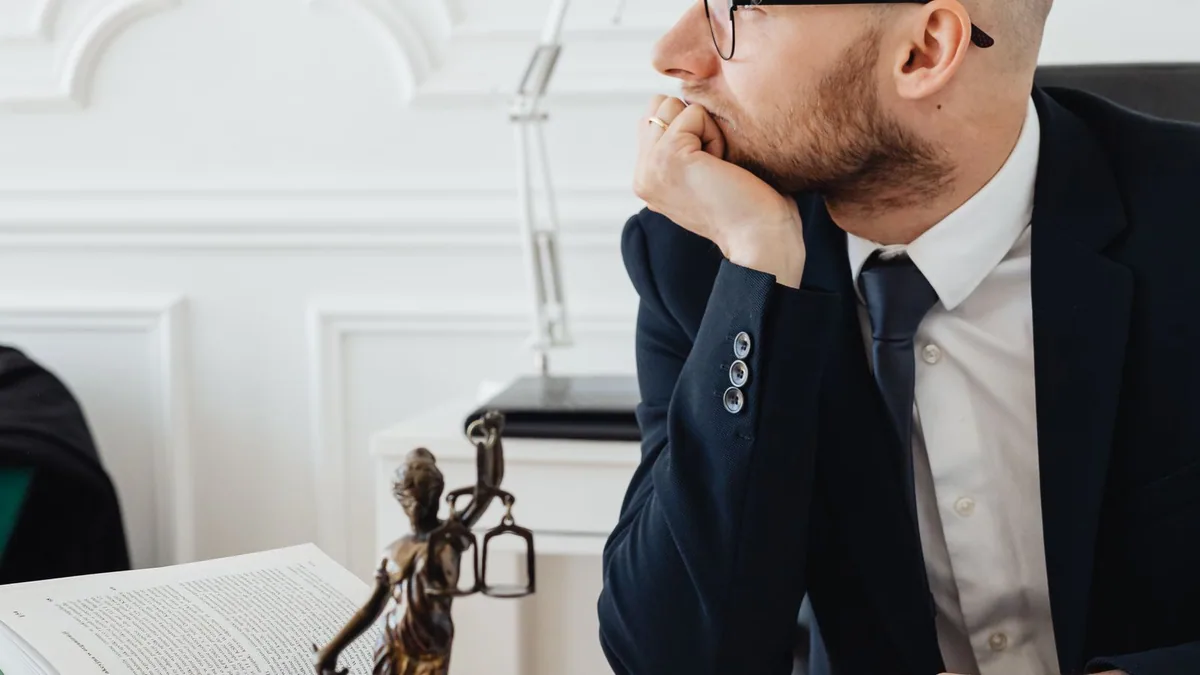 SELARL : statuette de la justice sur le bureau d'un professionnel libéral réglementé