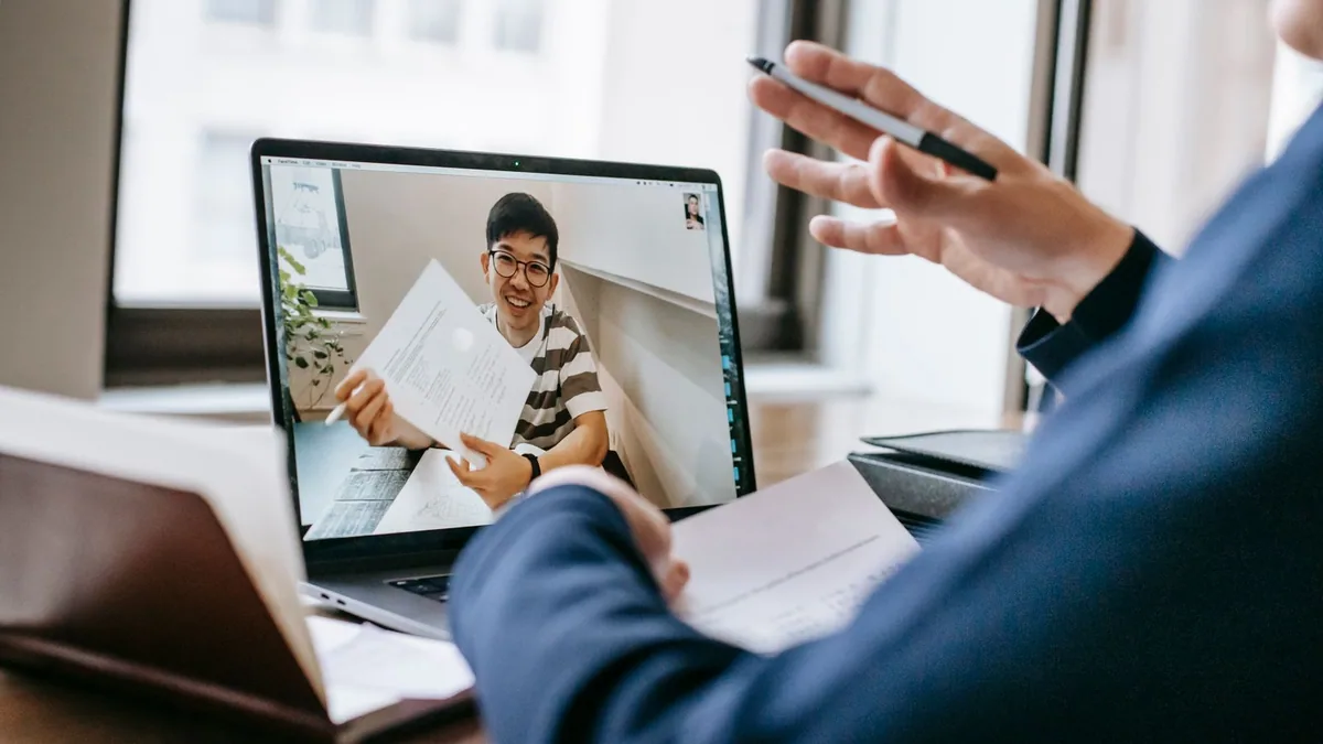 séminaire virtuel : participants réunis en visioconférence sur un écran d'ordinateur