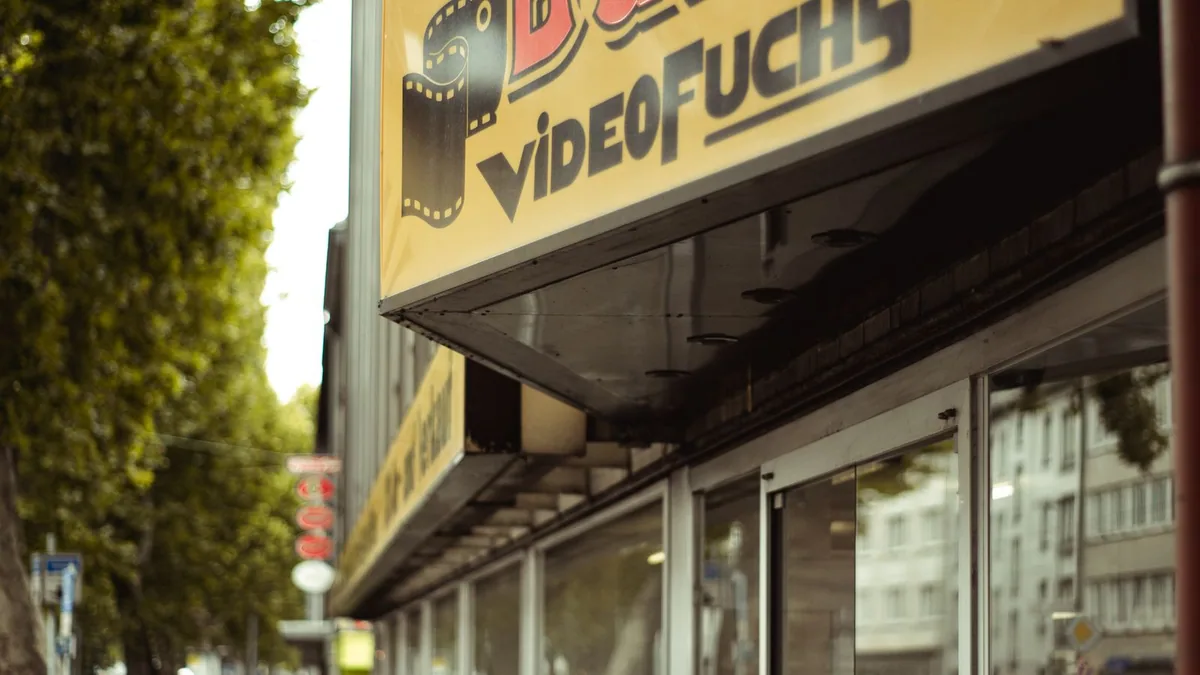 SEO local : vitrine d'un commerce de proximité donnant sur le trottoir