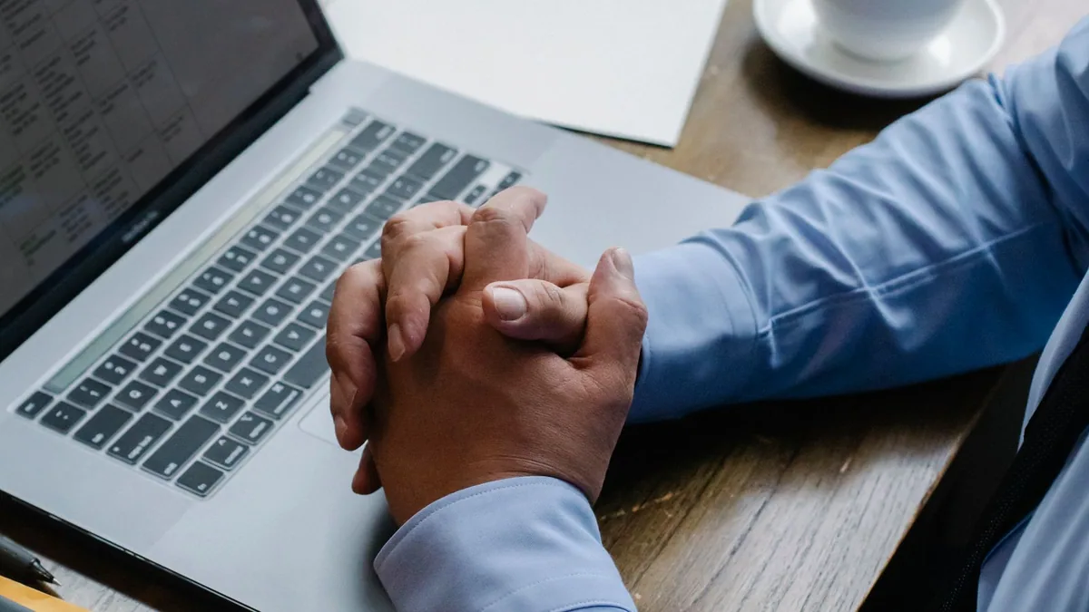SEO PME : un dirigeant travaille l’optimisation de son site sur ordinateur portable