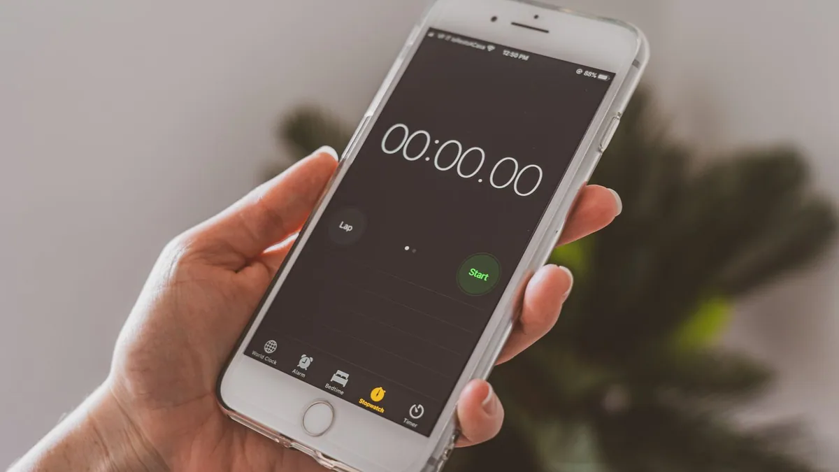 SEO WordPress : chronomètre sur un smartphone pour mesurer la vitesse de chargement du site