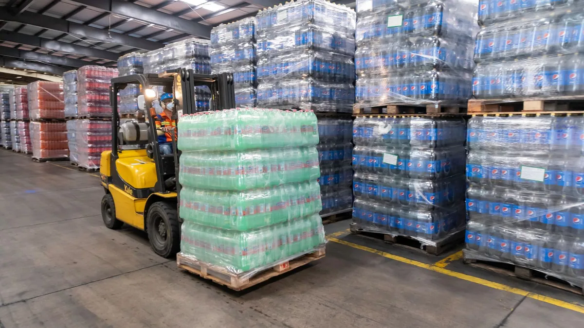 service logistique : chariot élévateur dans un entrepôt