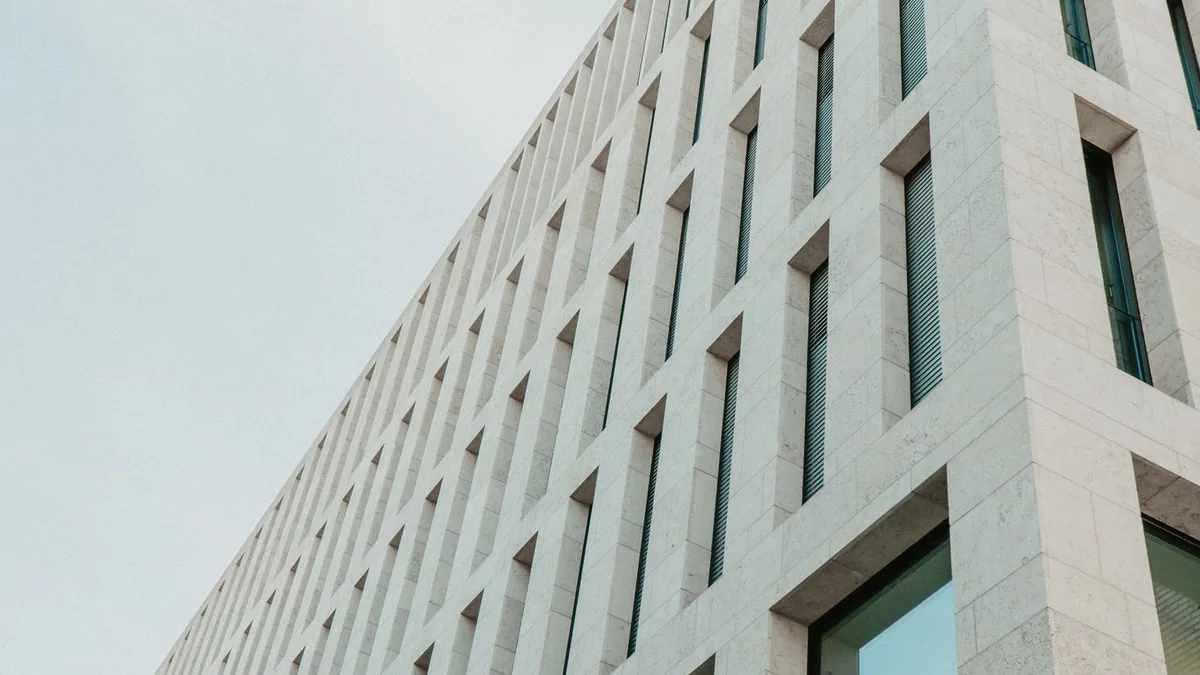 siège social : façade d'un immeuble de bureaux moderne
