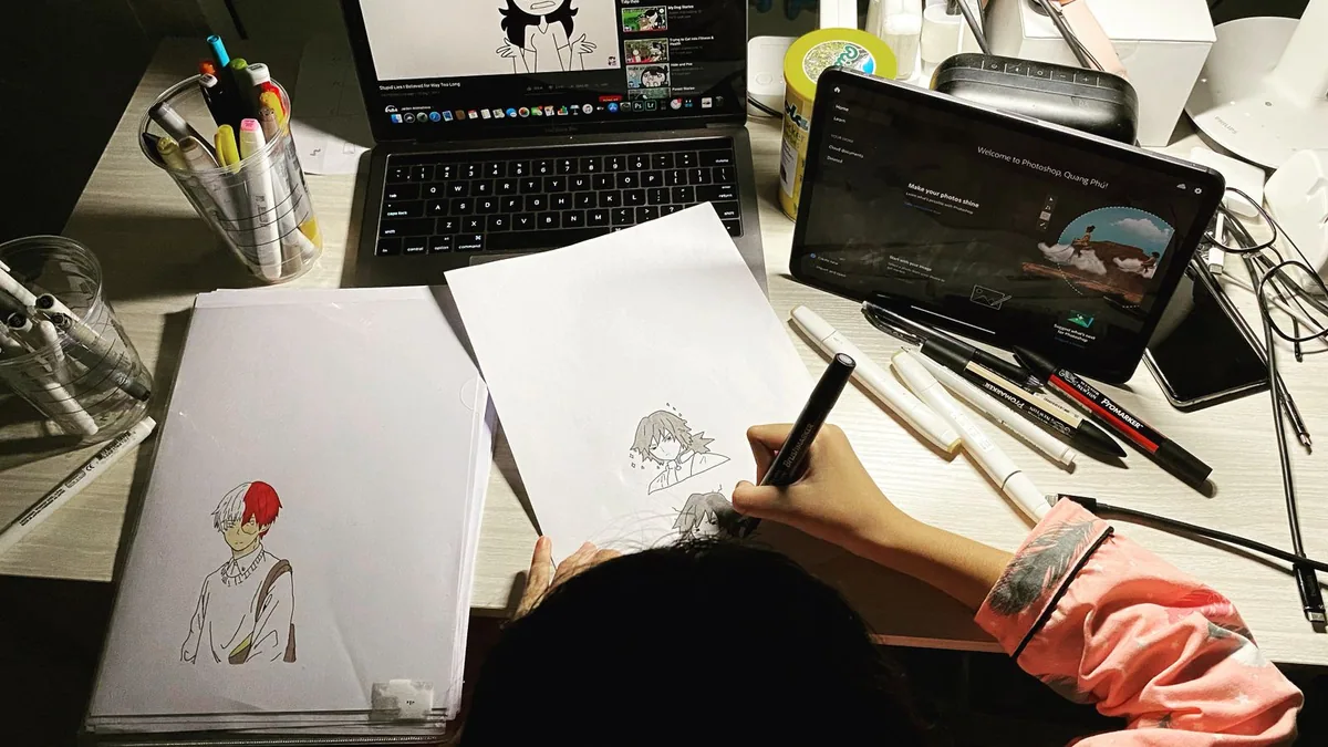 Améliorer référencement Wix : une graphiste travaille sur la mise en page d’un site