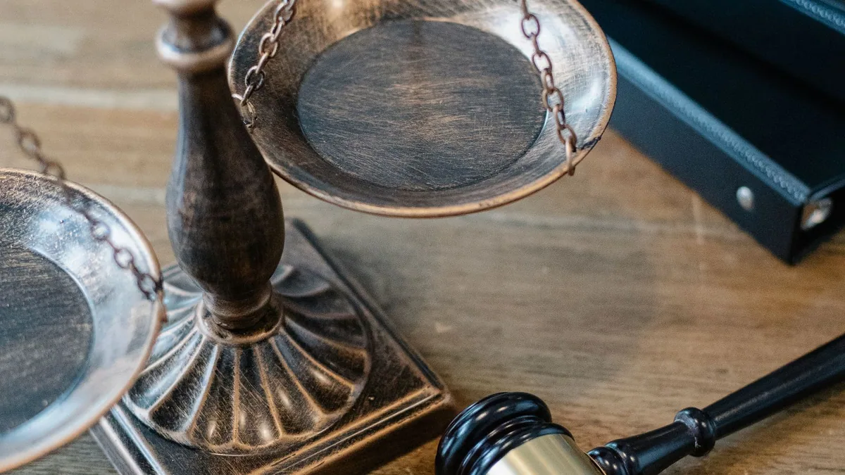 société civile définition : balance de la justice et marteau de juge posés sur un bureau en bois