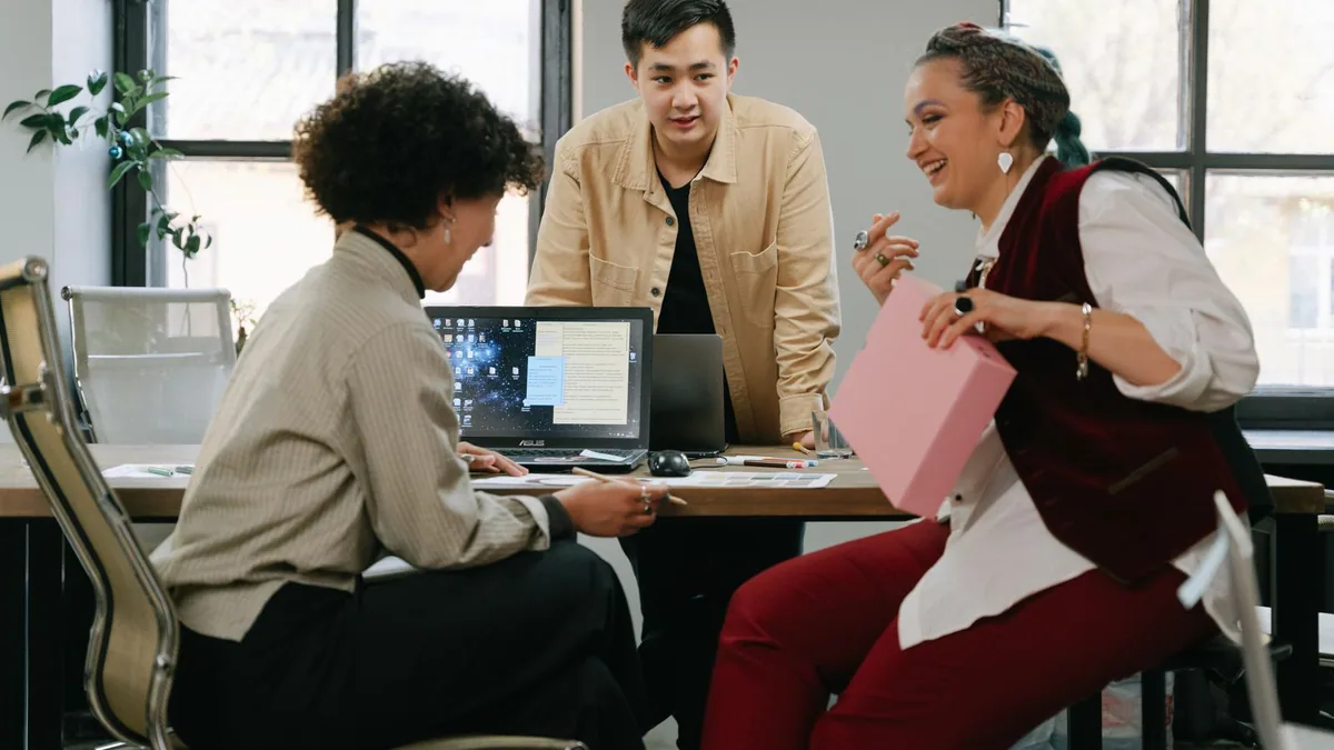 sociogramme : collègues discutant ensemble dans un bureau