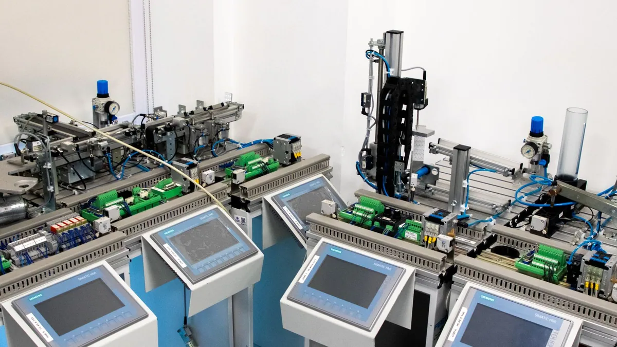 solution IoT : machine industrielle équipée de plusieurs boîtiers électroniques connectés