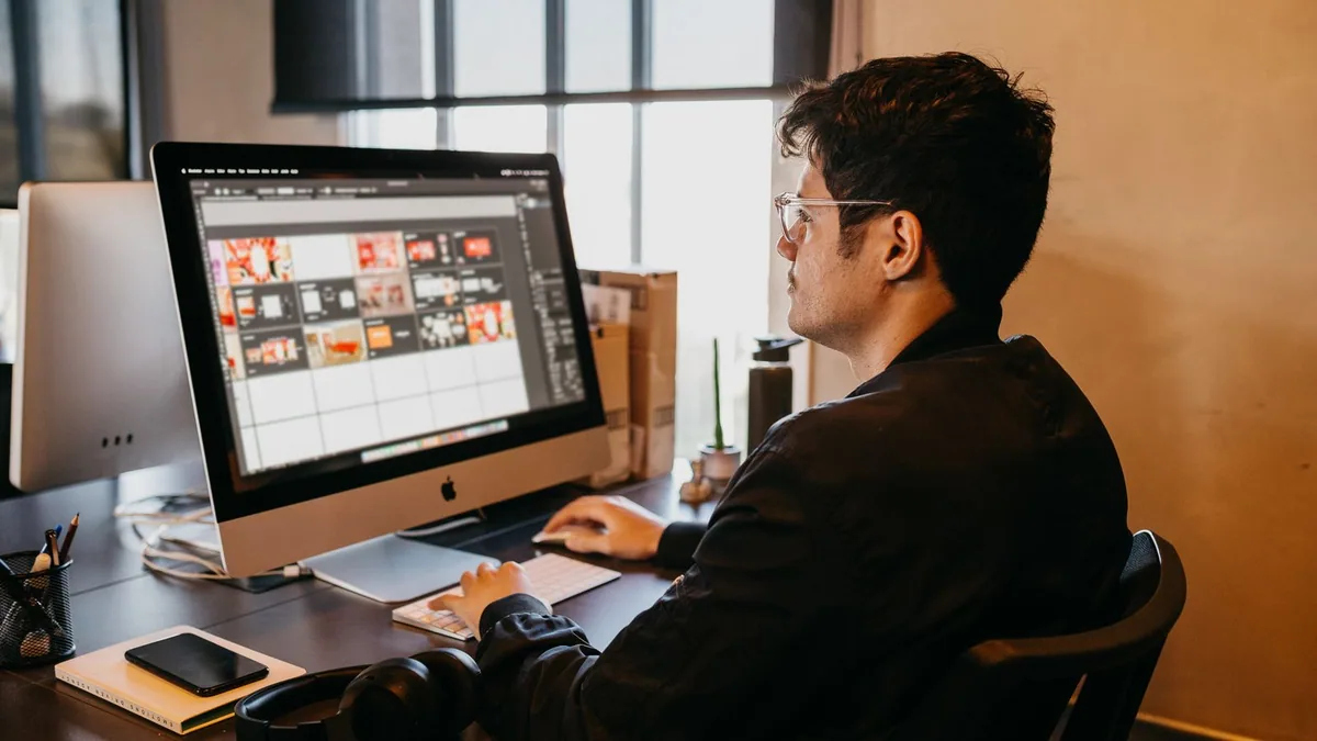 Sous-traitance web : développeur travaillant sur un projet de site internet à son poste
