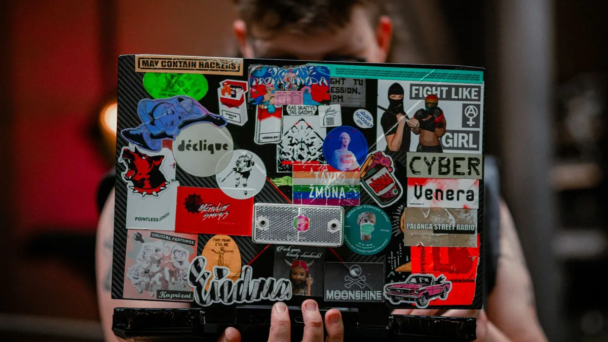 sticker publicitaire : ordinateur portable couvert d'autocollants colorés