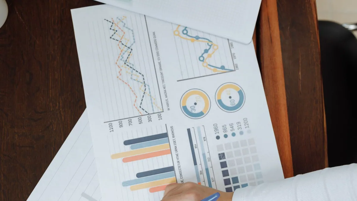 stratégie de communication : équipe analysant des schémas et des graphiques sur papier
