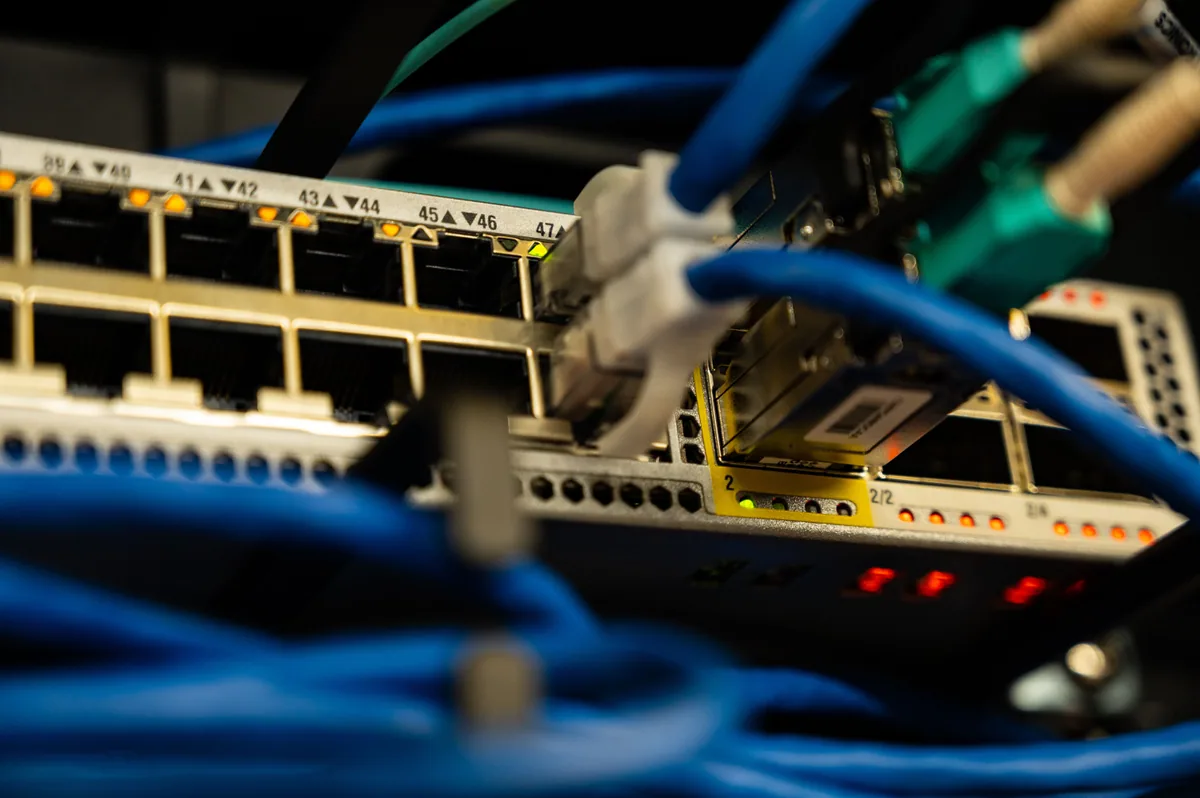 Stratégie de netlinking : câbles réseau branchés sur un commutateur, symbole des liens entre sites