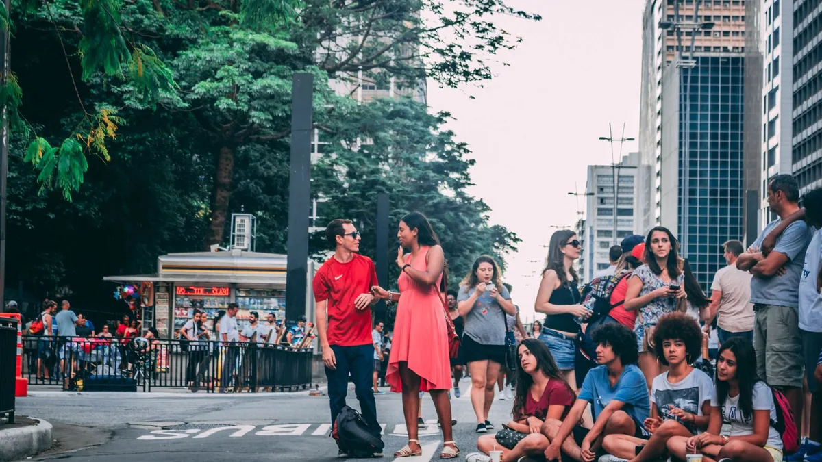 street marketing : un groupe de passants rassemblés dans une rue