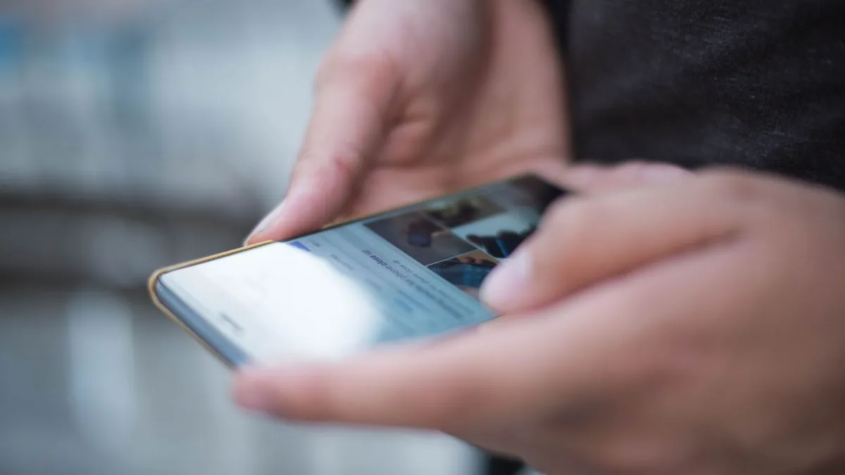 SXO : internaute naviguant sur un site depuis son smartphone
