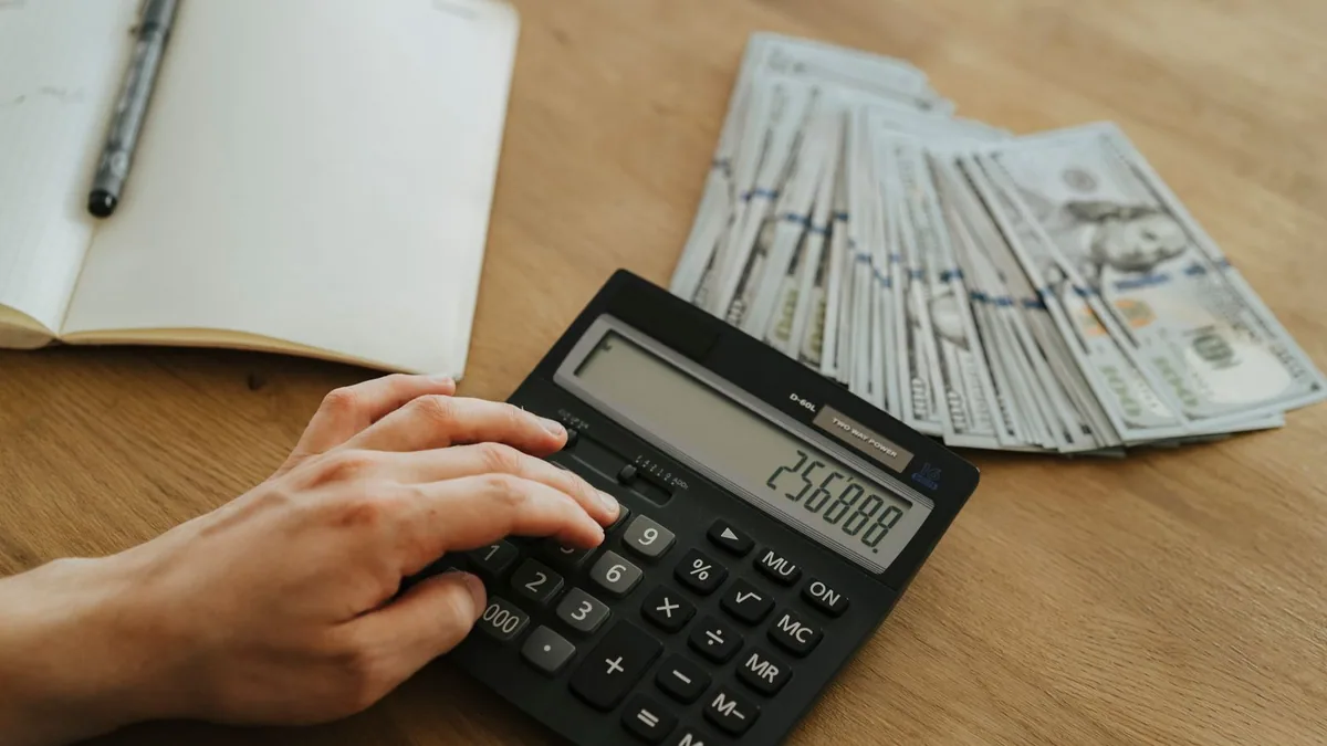 taux de marque : calculatrice en main pour calculer la marge d'un produit
