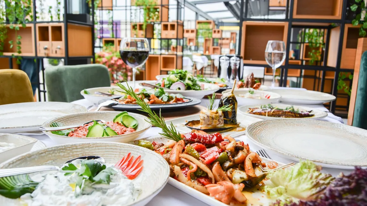 taux TVA restauration : plats servis sur une table de restaurant