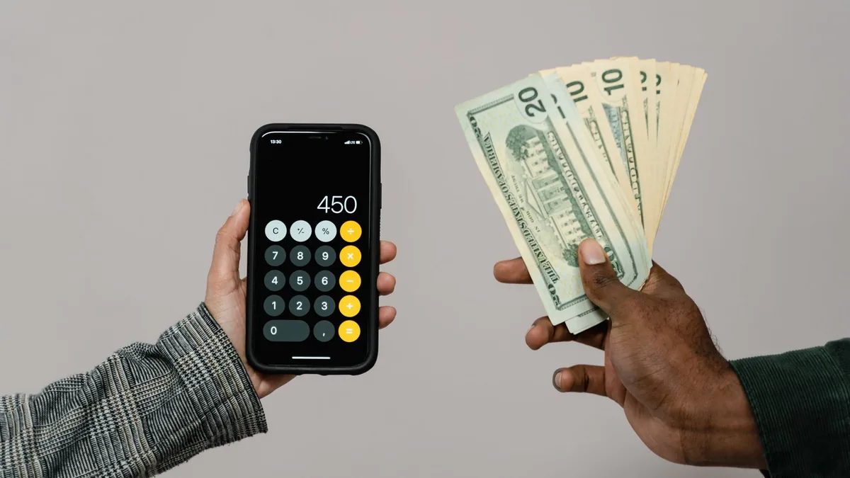 Taxe sur les salaires : calcul d'un montant à la calculatrice avec des billets
