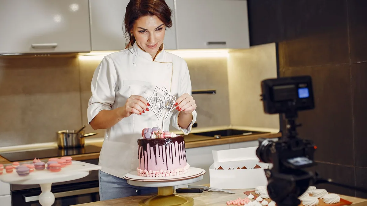 team building à distance : une cheffe anime un atelier de pâtisserie en ligne depuis sa cuisine