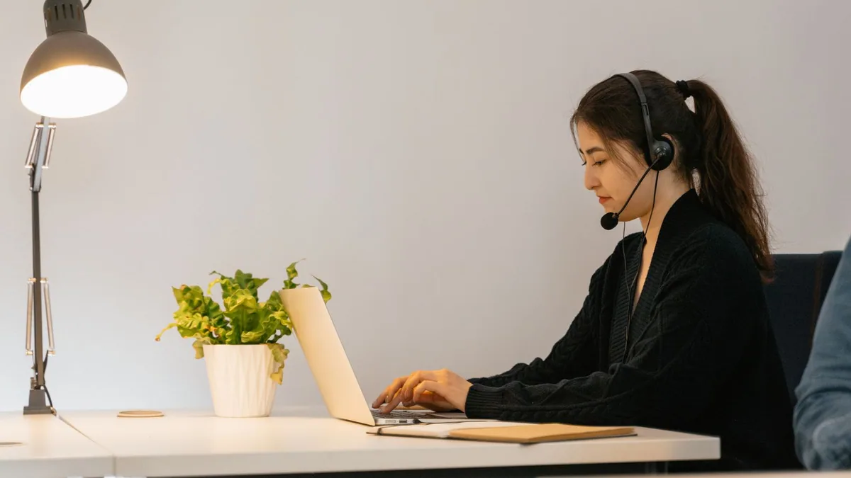 télésecrétariat : secrétaire équipée d'un casque travaillant à distance