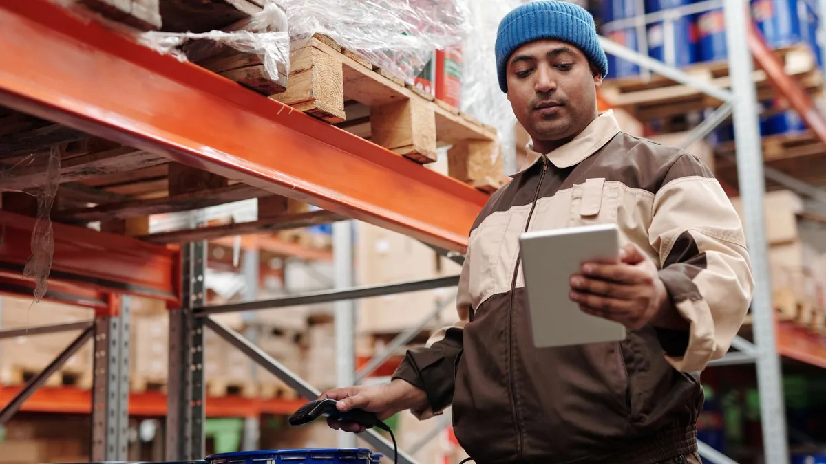 TimeSkipper : un responsable consulte le pilotage de l'activité de son magasin sur une tablette