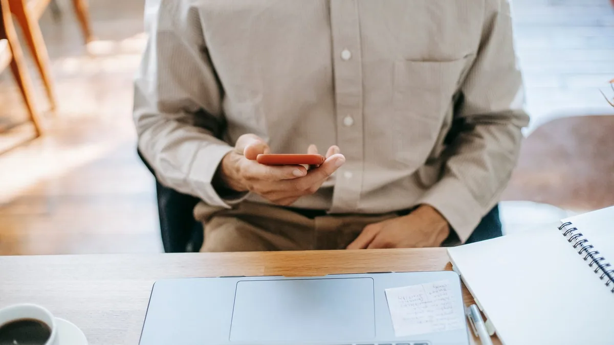 TNS ou salarié : un entrepreneur indépendant travaille sur son ordinateur chez lui