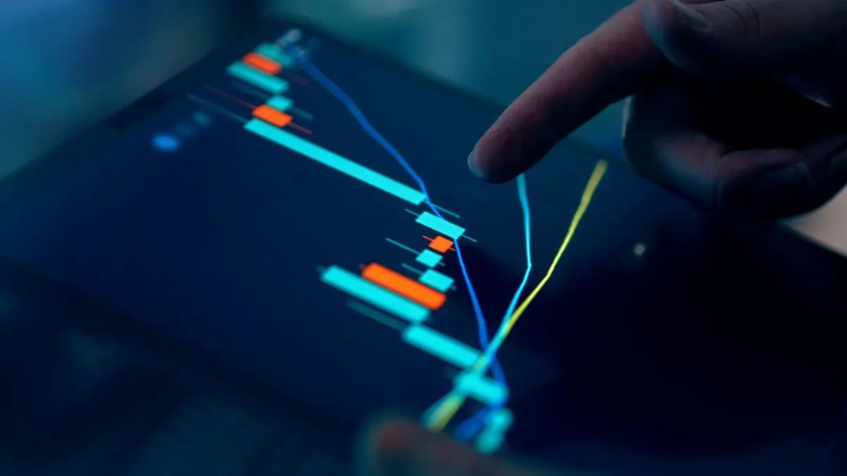 transformation digitale : doigt interagissant avec un graphique sur l'écran d'une tablette