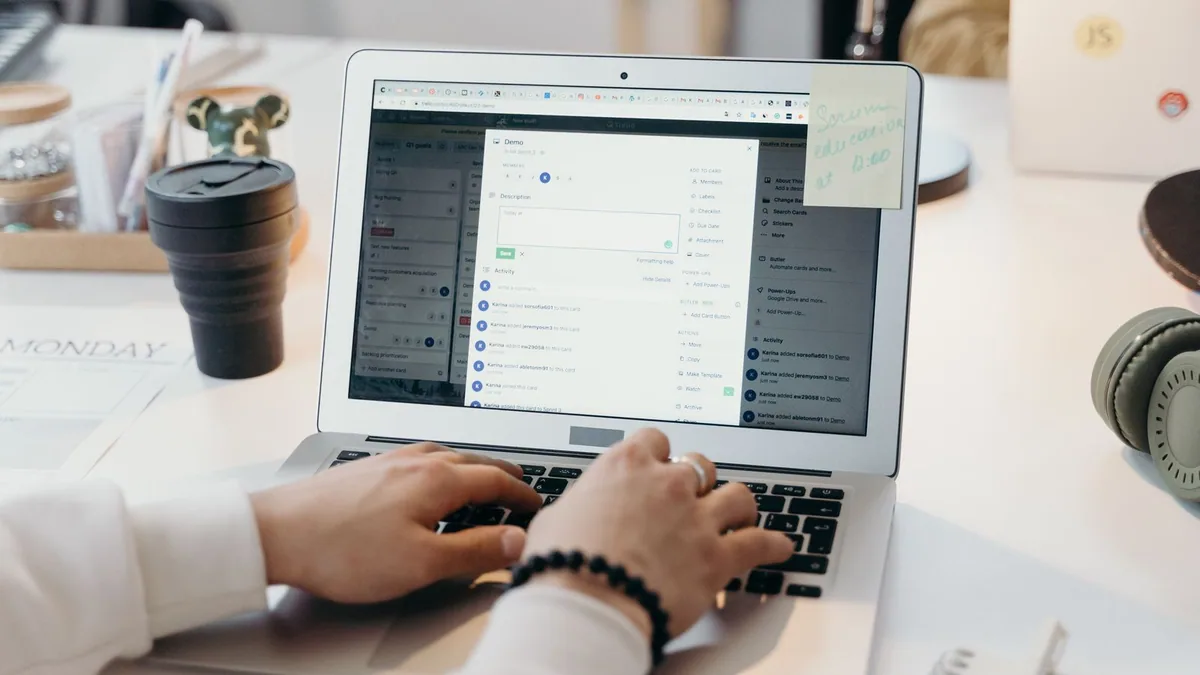 tunnel de vente : personne travaillant sur un ordinateur portable dans un bureau lumineux