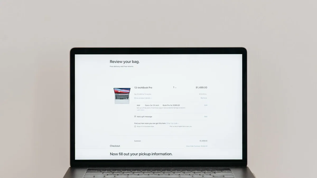 tunnel de vente : ordinateur portable affichant une page de paiement en ligne