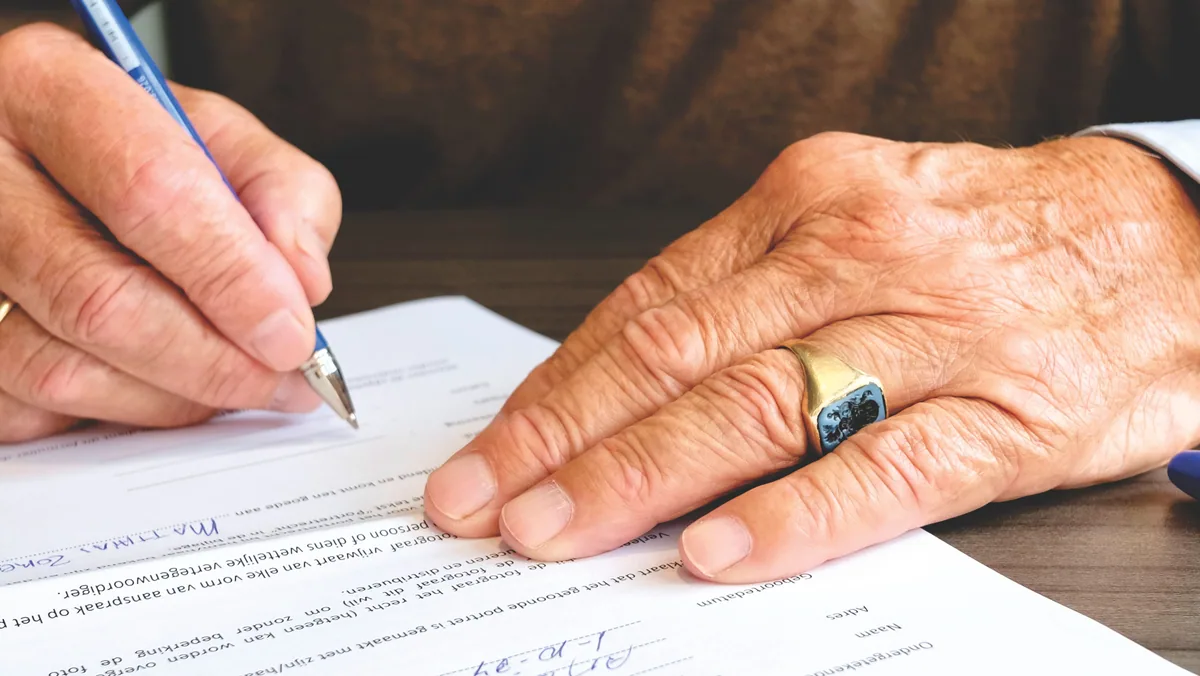les différents types de sociétés : signature des statuts lors de la création d'une société