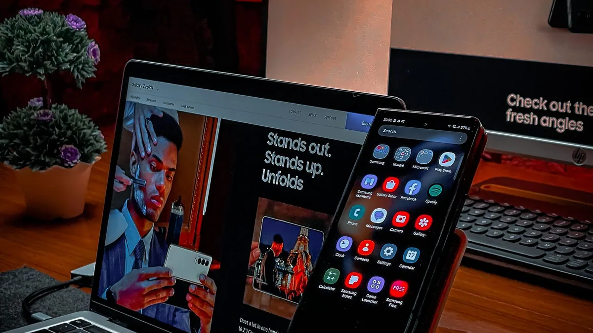 UI design : ordinateur, portable et smartphone posés sur un bureau pour tester l'affichage d'un site