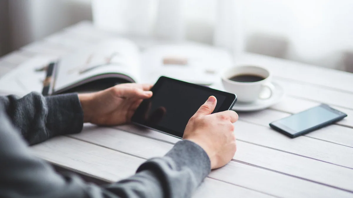 Veille SEO : consultation de l’actualité du référencement sur une tablette