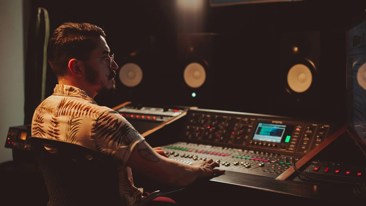 voix off publicité : poste de travail d'un ingénieur du son pour l'enregistrement et le mixage