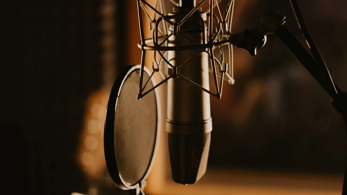 voix off publicité : micros installés dans un studio d'enregistrement