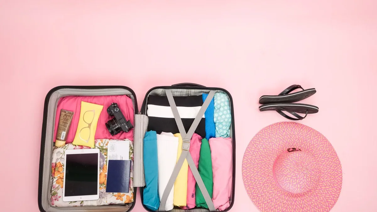 volontariat international en entreprise : valise soigneusement préparée avant le départ