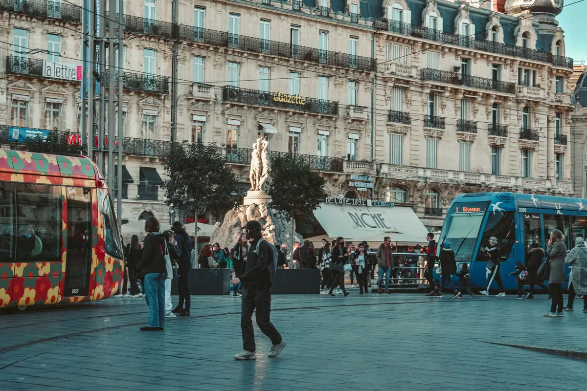 Webmaster à Montpellier : une rue du centre de Montpellier et ses tramways