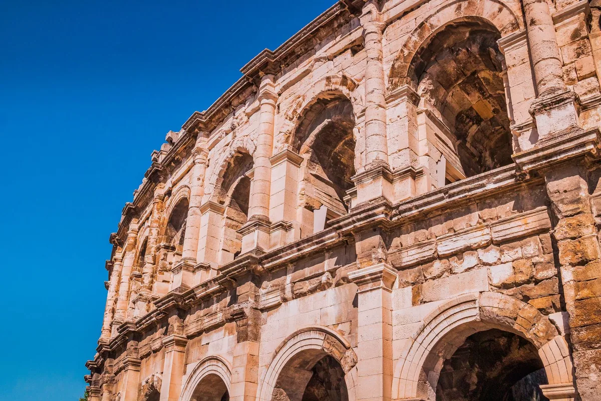 Webmaster à Nîmes : les arènes de Nîmes sous un ciel bleu