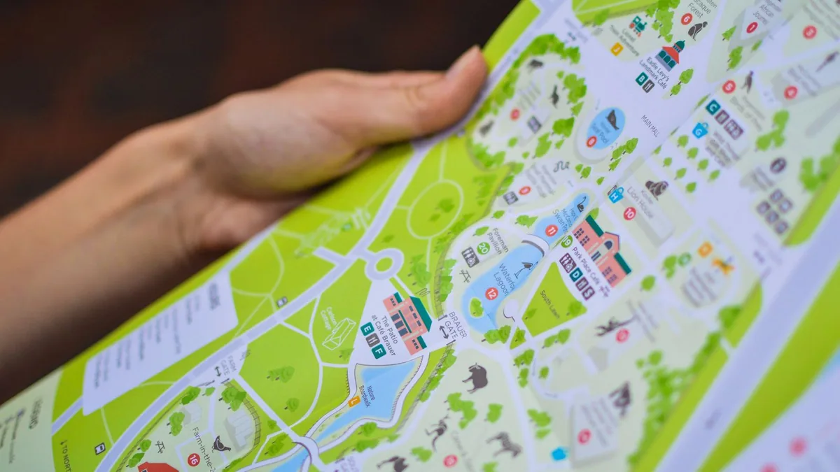 zone de chalandise : une personne étudie le plan d'une ville